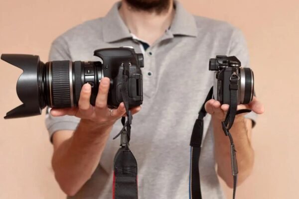 How to Choose Between Mirrorless and DSLR Cameras